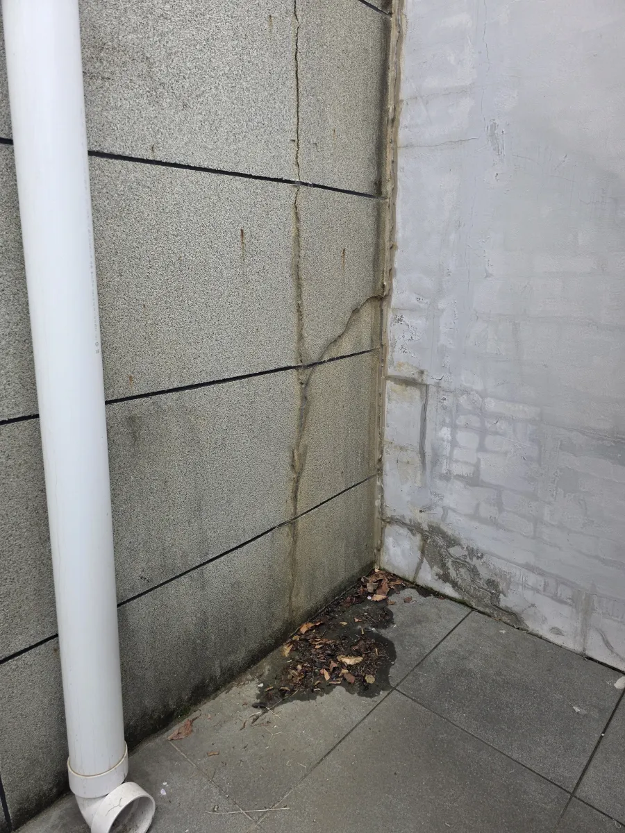 외벽 마감재 교체 및 코킹 전면 재시공 시공 전 현장